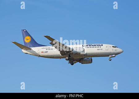 Zürich - 18.Juli: Boeing-737 Lufthansa Landung in Zürich nach Kurzstreckenflug auf 18. Juli 2015 in Zürich, Schweiz. Zürich Stockfoto