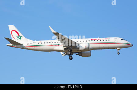 Zürich - 18.Juli: Embraer 190 Royal Air Maroc Landung in Zürich am 18. Juli 2015 in Zürich, Schweiz. Der Flughafen Zürich ist nach Hause Stockfoto