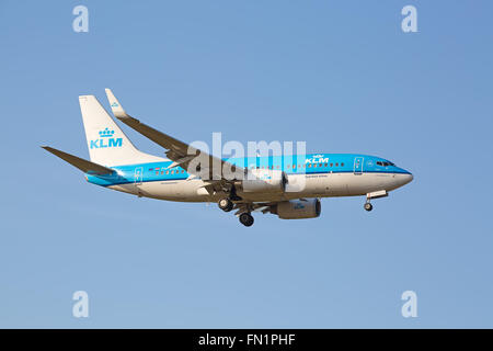 Zürich - 18.Juli: Boeing-737-KLM Landung in Zürich nach Kurzstreckenflug auf 18. Juli 2015 in Zürich, Schweiz. Zürich-Getraenke Stockfoto