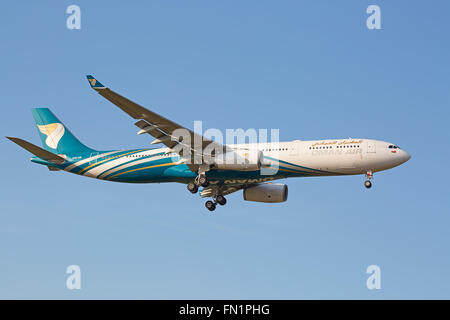 Zürich - 18.Juli: Oman Air A330 Landung in Zürich Flughafen nach Interkontinentalflug am 18. Juli 2015 in Zürich, Schweiz Stockfoto