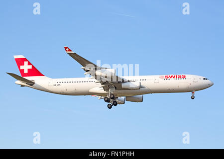 Zürich - 18.Juli: Schweizer a-340 Landung in Zürich Flughafen nach Interkontinentalflug am 18. Juli 2015 in Zürich, Schweiz. Z Stockfoto