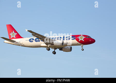 Zürich - 18.Juli: Edelweiss a-320 Landung am Flughafen Zürich am 18. Juli 2015 in Zürich, Schweiz. Der Flughafen Zürich ist Heimathafen Stockfoto