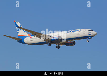 Zürich - 18.Juli: Boeing-737 SunExpress Landung in Zürich nach Kurzstreckenflug auf 18. Juli 2015 in Zürich, Schweiz. FLORAKO Stockfoto