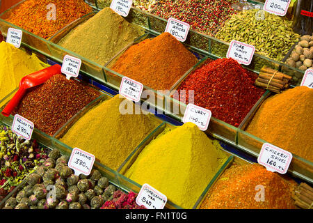 Gewürze und Tees über den ägyptischen Markt in Istanbul Stockfoto