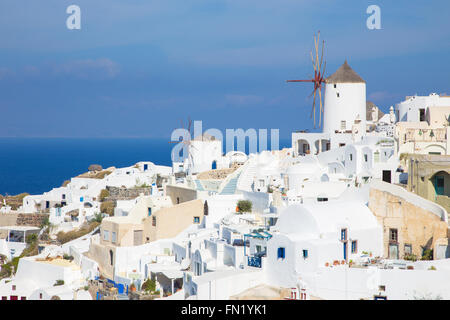 Santorin - Blick auf Teil von Oia mit den Windmühlen. Stockfoto