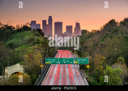 Los Angeles, Kalifornien-Skyline über die Interstate. Stockfoto