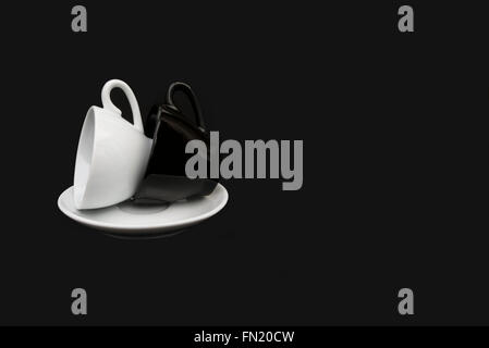 Schwarz / weiß Kaffee Tassen auf weiße Untertasse Stockfoto