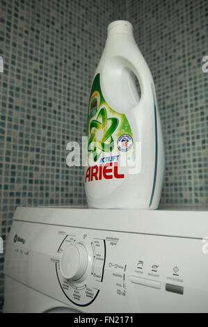 Ariel waschen Flüssigkeitsflasche auf Balay Trockner. Stockfoto