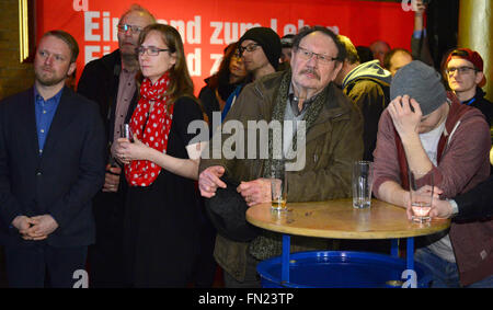 Magdeburg, Deutschland. 13. März 2016. Anhänger der Partei die linke reagieren auf die erste Wahlprognosen auf eine Wahl-Party für die linke für den parlamentarischen Landtagswahlen Sachsen-Anhalt in Magdeburg, Deutschland, 13. März 2016. Foto: MARTIN SCHUTT/Dpa/Alamy Live News Stockfoto