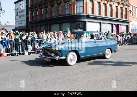 Birmingham, West Midlands, UK:13th März 2016.Thousands säumten die Straßen von Digbeth in die Innenstadt, feiert der Patron Saint Of the Irish "St. Patrick". Die Parade war voller marching Bands, Autos, Roller, Schwimmer und Tänzer. Nach der Parade gab es viel live-Musik und Unterhaltung rund um die Stadt, in der ersten Frühlingssonne. Bildnachweis: Ian Francis/Alamy Live-Nachrichten Stockfoto