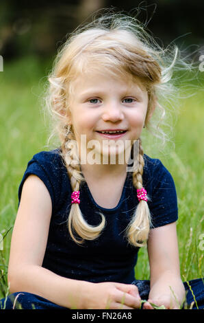 Porträt von glücklich Blondine mit langen überfallen Haar Stockfoto