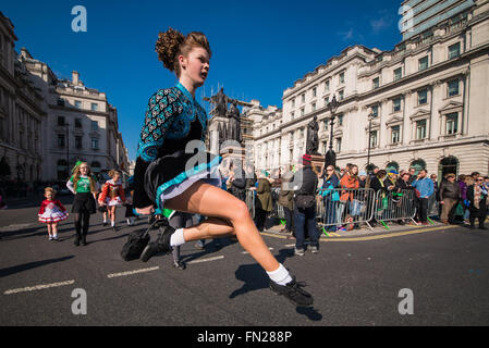 London, UK. 13. März 2016. Eine junge Tänzerin fliegt hoch wie sie tanzt in der Londoner St. Patty's Day Celbrations. St. Patricks Day ist heute in ganz London gefeiert. Viele Zuschauer beobachtete spektakulären Parade mit bunten Prunk, wunderbare Festwagen, Musikkapellen und Tänzer. © Velar Grant/ZUMA Draht/Alamy Live-Nachrichten Stockfoto