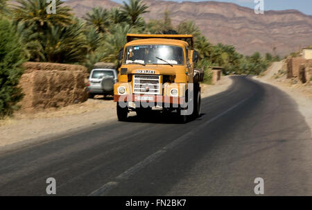 ZAGORA, Marokko - 14 Juni: Alte gelbe Kipper Berliet durch die staubigen Straßen von Atlas Draa Vallley, am 14. Juni 2010, Marokko Stockfoto