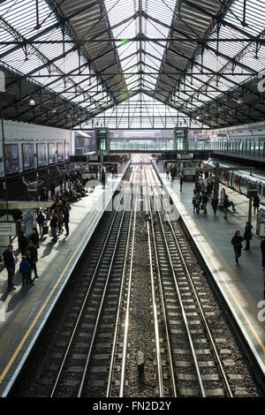 Plattformen im Londoner U-Bahn Earls Court Station Earls Court, London, England, Vereinigtes Königreich Stockfoto