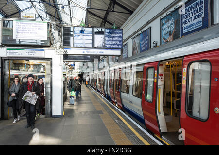 Plattformen im Londoner U-Bahn Earls Court Station Earls Court, London, England, Vereinigtes Königreich Stockfoto