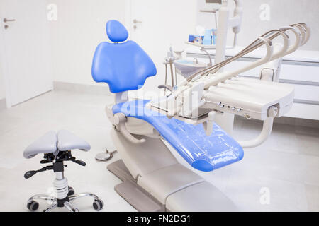 Moderne Zahnarztpraxis. Behandlungsstuhl und anderes Zubehör von Zahnärzten verwendet. Stockfoto