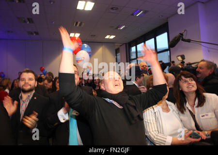 Magdeburg, Deutschland. 13. März 2016. Alternative für Deutschland (AfD) Fans reagieren auf die erste Wahlprognosen bei einem AfD-Wahl-Party für den parlamentarischen Landtagswahlen Sachsen-Anhalt in Magdeburg, Deutschland, 13. März 2016. Foto. SEBASTIAN WILLNOW/Dpa/Alamy Live News Stockfoto