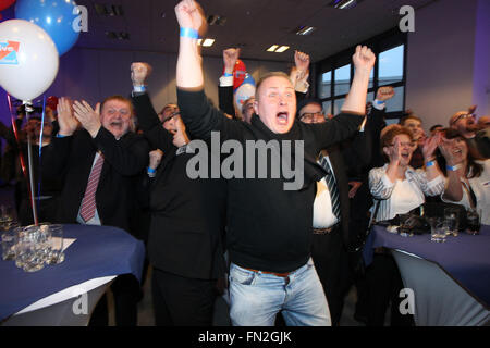 Magdeburg, Deutschland. 13. März 2016. Alternative für Deutschland (AfD) Fans reagieren auf die erste Wahlprognosen bei einem AfD-Wahl-Party für den parlamentarischen Landtagswahlen Sachsen-Anhalt in Magdeburg, Deutschland, 13. März 2016. Foto. SEBASTIAN WILLNOW/Dpa/Alamy Live News Stockfoto