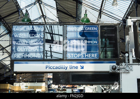 Ziel-Anzeige Zugauskunft in London am Londoner U-Bahn Earls Court Station, Earls Court, London, England, UK Stockfoto