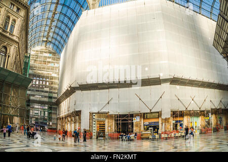 NEAPEL, ITALIEN - 7. NOVEMBER 2015. Galleria Umberto I, berühmte öffentliche Einkaufsgalerie in Neapel, Süditalien. Stockfoto