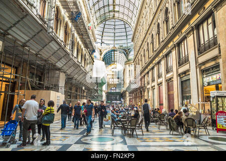 NEAPEL, ITALIEN - 7. NOVEMBER 2015. Galleria Umberto I, berühmte öffentliche Einkaufsgalerie in Neapel, Süditalien. Stockfoto