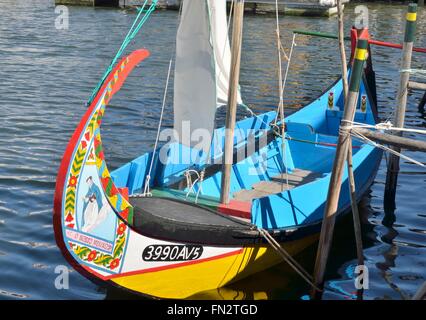 Moliceiro, einem traditionellen Boot geparkt in Kanal in Aveiro, Portugal Stockfoto