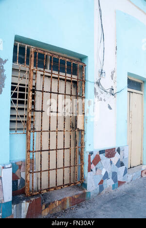 Ein Metall Sicherheitstor vor einer Wohnung in Havanna Kuba Stockfoto