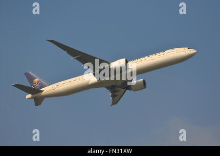 Saudi Arabian Airlines Boeing 777-300ER HZ-AK26 ausgehend von London Heathrow Airport, Großbritannien Stockfoto