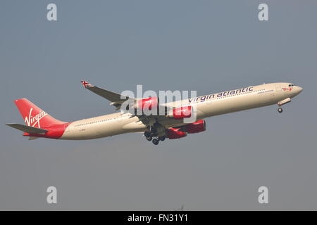 Virgin Atlantic Airbus A340-600 G-VWEB ausgehend von London Heathrow Airport, Großbritannien Stockfoto