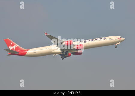 Virgin Atlantic Airbus A340-600 G-VWEB ausgehend von London Heathrow Airport, Großbritannien Stockfoto