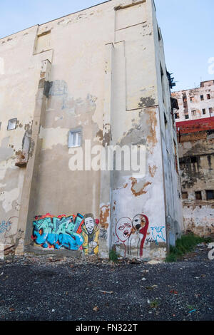 Eine leere Eckgrundstück von Ruinen eines abgerissenen Gebäudes mit einer Mauer von Grafitti am Malecón in Havanna Zentralkuba Stockfoto