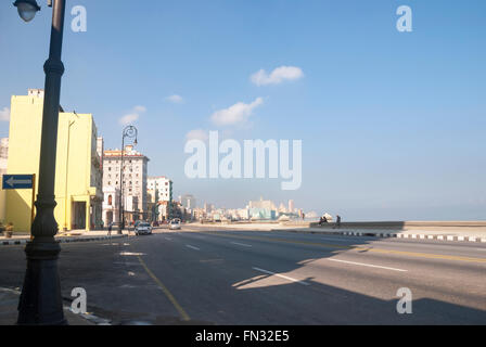 Einen Blick am frühen Morgen des berühmten Malecon, der wichtigsten Strandpromenade im Zentrum von Havanna-Kuba Stockfoto