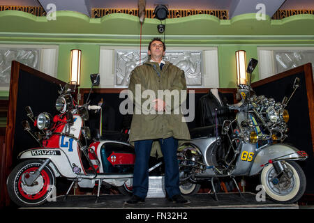 Phil Daniels, stellt der Schauspieler Jimmy Cooper im Film Quadrophenia tragen einen Mod Parka in einer Nachbildung aus der Charakter-Schlafzimmer in der legendären britischen Film. Die Veranstaltung ist für eine Feier Nacht nur, völlig immersive Kinoerlebnis bei t Stockfoto