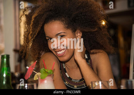 Lateinische Frau in La Vitrola Nachtclub in Havanna Stockfoto