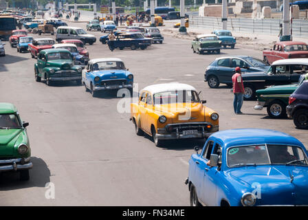 Vintage amerikanische Autos aus den 1950er Jahren bilden die Mehrheit des Verkehrs auf dem Paseo del Prado in Havanna Kuba Stockfoto