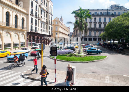 Touristen und kubanische Fußgänger überqueren eine geschäftige Straße am Paseo del Prado (Paseo de Marti) im zentralen Teil von Havanna Kuba Stockfoto
