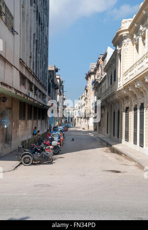 Motorräder-Park in einer Seitenstraße unweit der Paseo del Prado im Zentrum Havanna Kuba Stockfoto