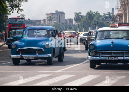 Vintage amerikanische Autos aus den 1950er Jahren bilden die Mehrheit des Verkehrs auf dem Paseo del Prado in Havanna Kuba Stockfoto