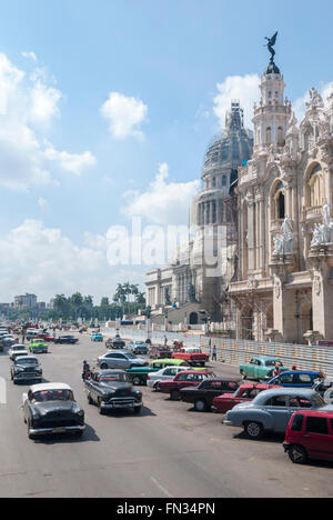 Vintage amerikanische Autos aus den 1950er Jahren bilden die Mehrheit des Verkehrs auf dem Paseo del Prado in Havanna Kuba Stockfoto