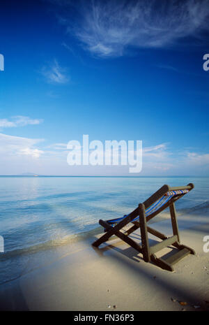 Strandkorb an einem tropischen Strand, Ko Phi Phi Don Ao Nang Krabi Insel, Thailand Stockfoto