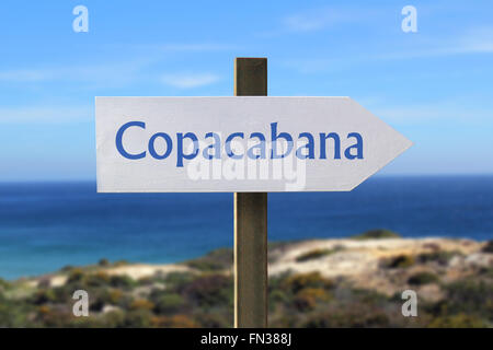 Copacabana-Straßenschild mit Meer im Hintergrund Stockfoto