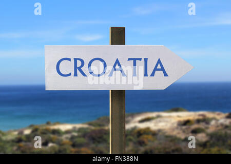 Kroatien-Straßenschild mit Meer im Hintergrund Stockfoto