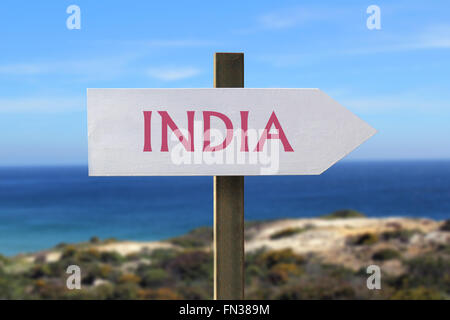 Indien-Straßenschild mit Meer im Hintergrund Stockfoto