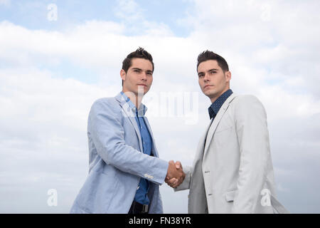 Zwei lateinische Nachwuchsführungskräfte im freien Stockfoto