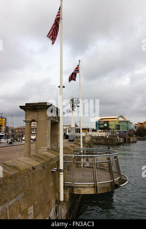 Blick auf das Mayflower Memorial und Balkon auf Sutton Harbour, Plymouth, UK.  National Marine Aquarium im Hintergrund Stockfoto