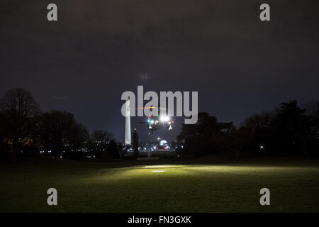 Washington, District Of Columbia, USA. 12. März 2016. Marine One, mit US-Präsident Barack Obama an Bord, landet auf dem South Lawn des weißen Hauses in Washington, DC, USA, auf Samstag, 12. März 2016. Der Präsident war auf dem Rückweg aus Texas, wo er in einem Gespräch auf dem South By Southwest (SXSW) interaktive Festival in Austin am Freitag teilgenommen und besuchte Democratic National Committee Fundraising-Veranstaltungen in Dallas auf Saturday.Credit: Drew Angerer/Pool über CNP © Drew Angerer/CNP/ZUMA Draht/Alamy Live News Stockfoto
