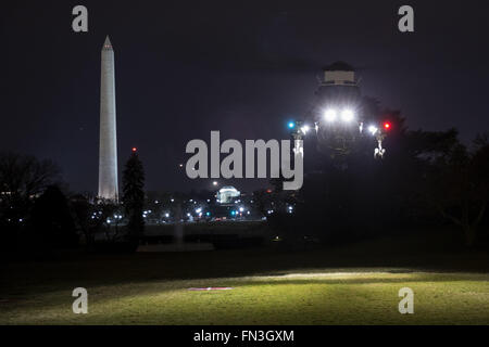 Washington, District Of Columbia, USA. 12. März 2016. Marine One, mit US-Präsident Barack Obama an Bord, landet auf dem South Lawn des weißen Hauses in Washington, DC, USA, auf Samstag, 12. März 2016. Der Präsident war auf dem Rückweg aus Texas, wo er in einem Gespräch auf dem South By Southwest (SXSW) interaktive Festival in Austin am Freitag teilgenommen und besuchte Democratic National Committee Fundraising-Veranstaltungen in Dallas auf Saturday.Credit: Drew Angerer/Pool über CNP © Drew Angerer/CNP/ZUMA Draht/Alamy Live News Stockfoto