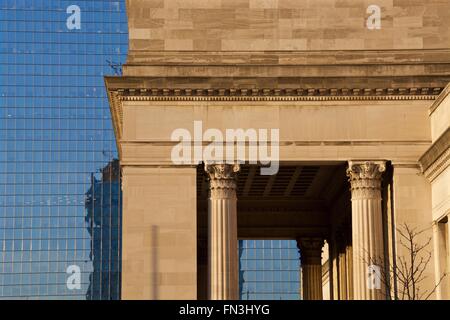 Die neoklassische Architektur der 30th Street Station vor der modernen Kulisse des Zentrums Cira, Philadelphia PA Stockfoto