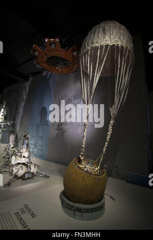 London, UK. 12. März 2016. Kosmonauten: Geburt der Space Age.VENERA Lander mit Fallschirm, engineering-Modell. Die Science Museum Ausstellung hat eine bedeutendste Sammlung von russischen Raumschiff und Artefakte, in Großbritannien gezeigt werden zusammengestellt. Im Jahr 1957 startete Russland den weltweit ersten künstlichen Satelliten, Sputnik, ins All und nur vier Jahre später schickte die erste jemals menschlichen '' "Yuri Gagarin. Es war Russland, die den Traum der Raumfahrt in eine Realität, und wurde die erste Nation, Raum zu erkunden. Auf dem Display war Vostok 6: die Kapsel, geflogen von Valentina Tereshkova, die erste Stockfoto