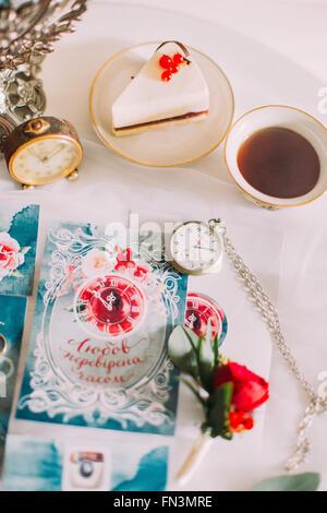 Hübsch Hochzeit Postkarte mit Tee und Kuchen auf den Tisch Stockfoto